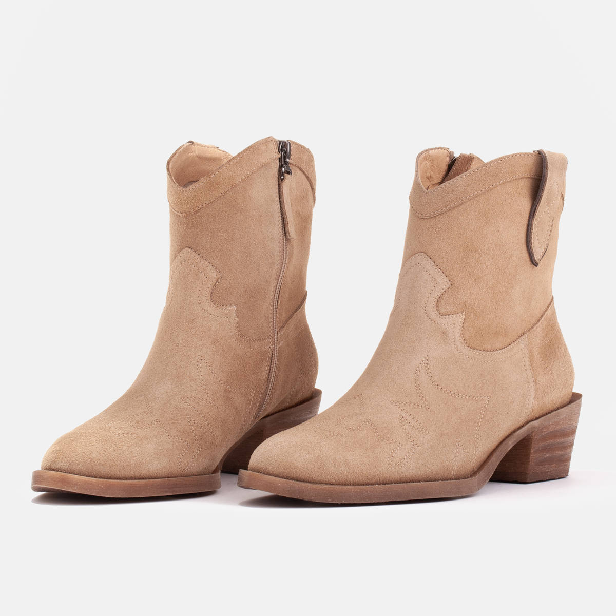 Comfortable cowboy boots made of natural suede